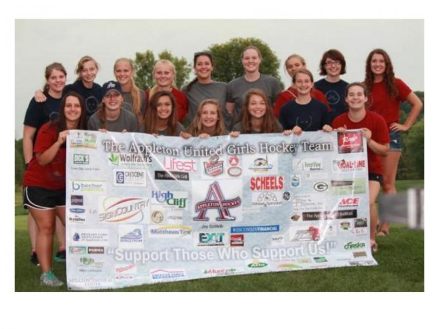 A photo from the Appleton United Girls Hockey golf outing.